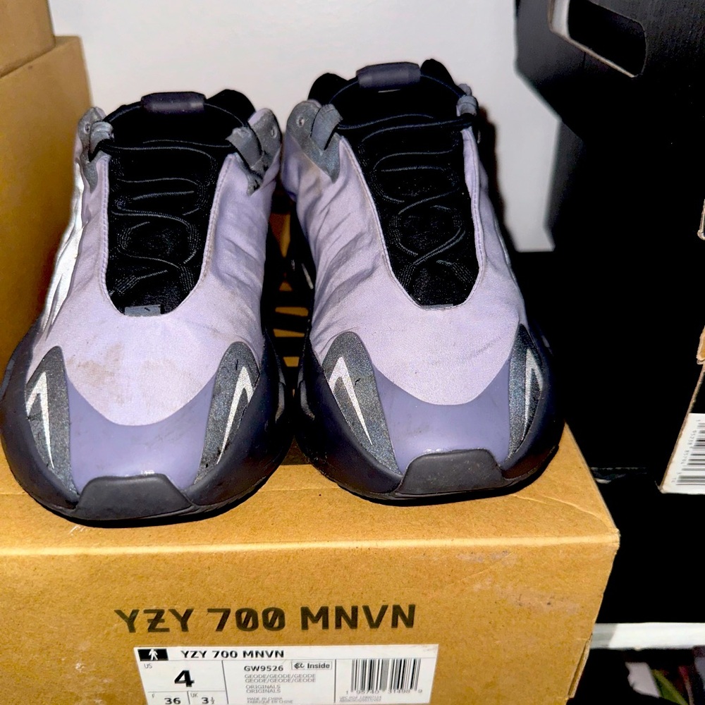 Size 4 Yeezy Geode